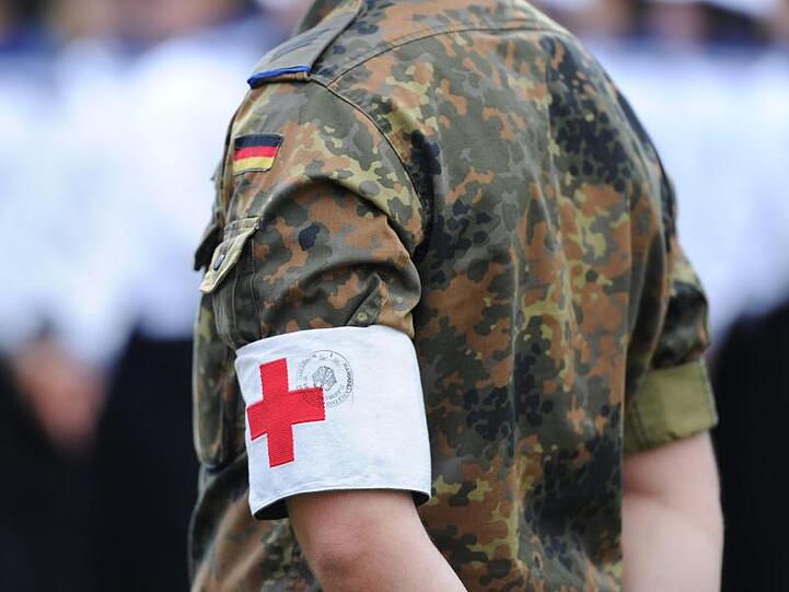 Ein Sanitäter mit Armbinde. Foto: Angelika Warmuth/dpa/Archivbild