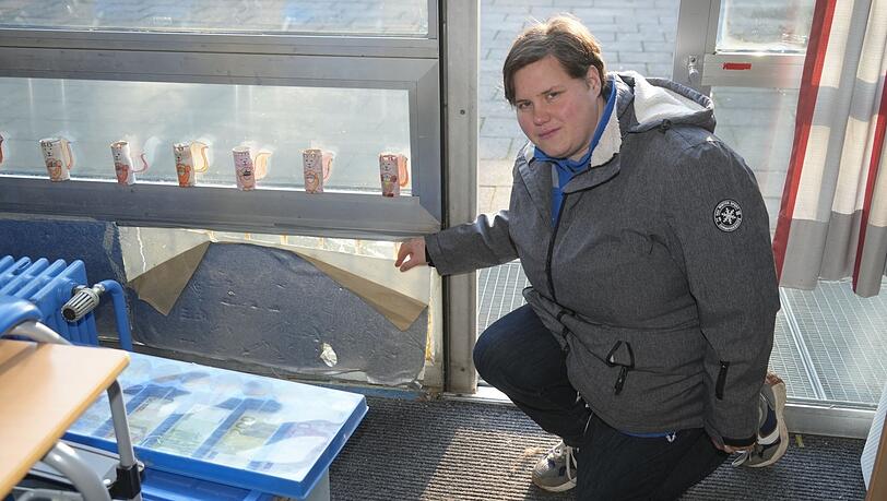 Marode Stellen gibt es in der Grundschule an der Peslmüllerstraße etliche: Hier deutet Stephanie Fischer, Vorsitzende des Fördervereins, auf die Fensterfront in einem Klassenraum von Erstklässlern, die mit löchrigen Styroporplatten provisorisch gedämmt ist.