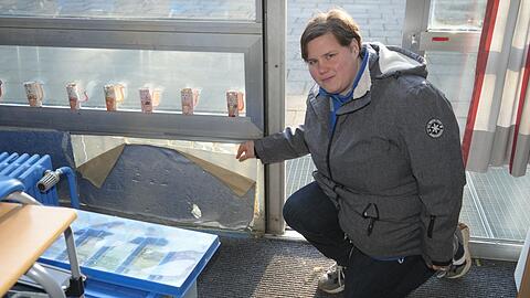 Marode Stellen gibt es in der Grundschule an der Peslmüllerstraße etliche: Hier deutet Stephanie Fischer, Vorsitzende des Fördervereins, auf die Fensterfront in einem Klassenraum von Erstklässlern, die mit löchrigen Styroporplatten provisorisch gedämmt ist.