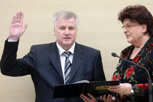 Landtagspräsidenten Barbara Stamm vereidigt Horst Seehofer zum neuen bayerischen Ministerpräsidenten.