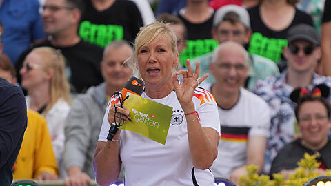 Andrea Kiewel ließ sich nach einem Tonfehler beim "ZDF-Fernsehgarten" nicht aus der Ruhe bringen.