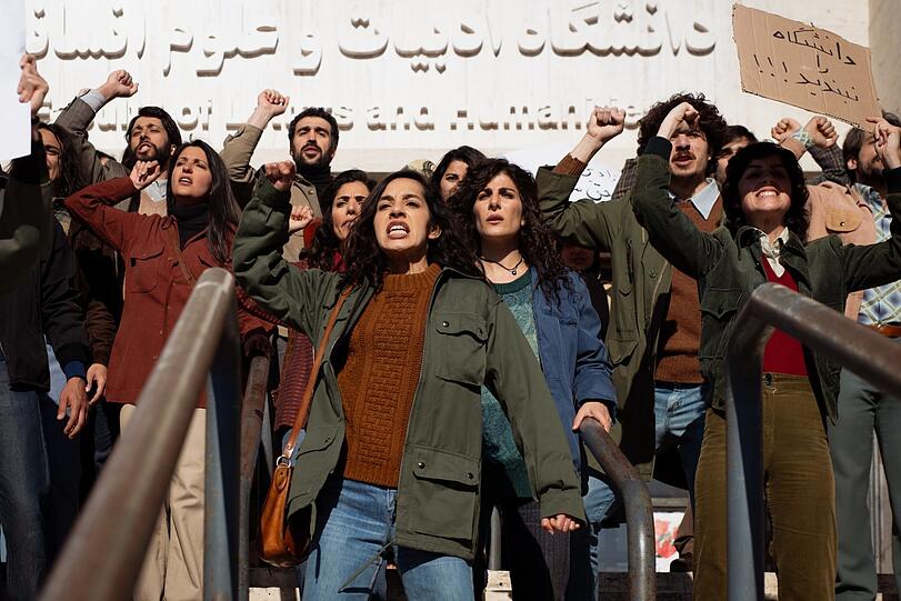 Die sehenswerten Bestsellerverfilmung „Lolita lesen inTeheran“ zeigt, wie die Freiheit der Studentinnen nach der islamischen Revolution 1979 immer weiter begrenzt wird. Cinama Iran zeigt den Film fünf Monate vor dem deutschen Kinostart (20. Juli, 17.30 Uhr, Gasteig HP8/Projektor).