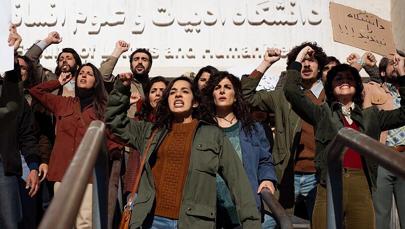 Die sehenswerten Bestsellerverfilmung „Lolita lesen inTeheran“ zeigt, wie die Freiheit der Studentinnen nach der islamischen Revolution 1979 immer weiter begrenzt wird. Cinama Iran zeigt den Film fünf Monate vor dem deutschen Kinostart (20. Juli, 17.30 Uhr, Gasteig HP8/Projektor). Die sehenswerten Bestsellerverfilmung „Lolita lesen inTeheran“ zeigt, wie die Freiheit der Studentinnen nach der islamischen Revolution 1979 immer weiter begrenzt wird. Cinama Iran zeigt den Film fünf Monate vor dem deutschen Kinostart (20. Juli, 17.30 Uhr, Gasteig HP8/Projektor).