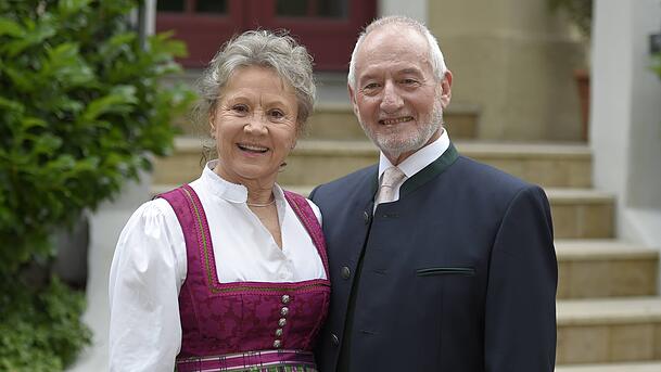 Mit Serien-Ehefrau Antje Hagen steht Sepp Schauer in "Sturm der Liebe" als Ehepaar Sonnbichler vor der Kamera.