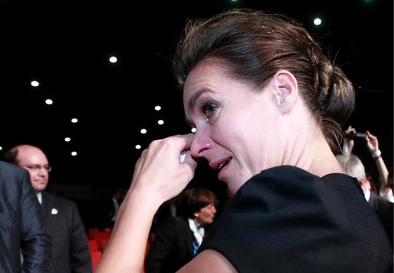 Kati Witt völlig aufgelöst: Das sympathische Olympia-Gesicht bricht bei der Bekanntgabe der Entscheidung in Tränen aus. Die Bilder