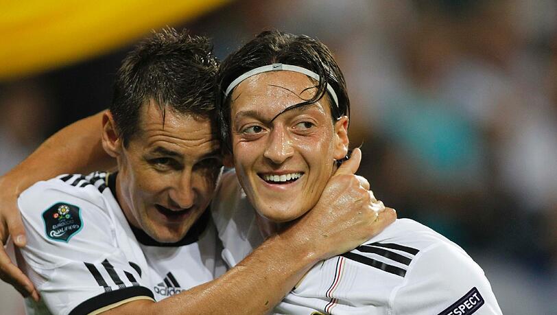 Jubel: Miroslav Klose und Mesut Özil feiern das 6:2 gegen Österreich, das zur EM-Teilnahme reicht.