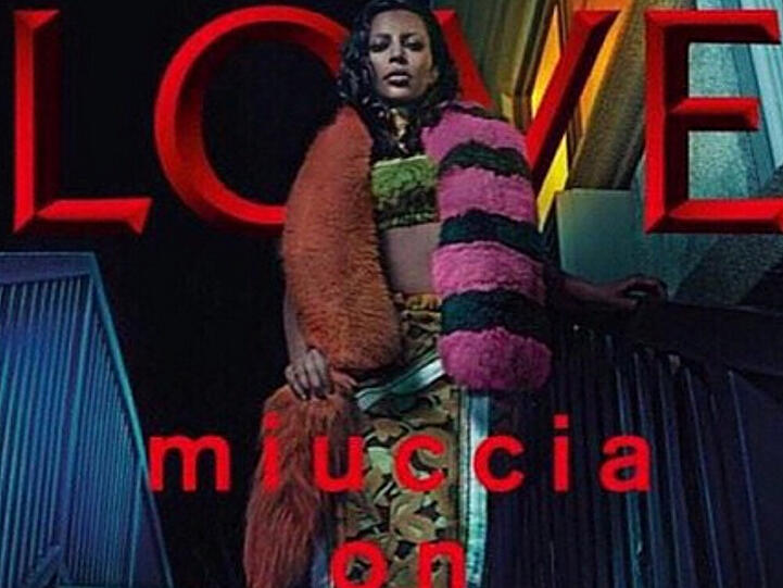 Von Kopf bis Fuß in Prada gehüllt: So wie auf dem "Love"-Magazin hat man Kim Kardashian noch nie gesehen