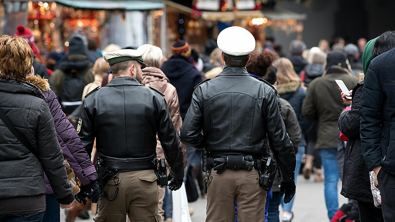 Mehr Polizei patrouillierte gestern auf den Münchner Weihnachtsmärkten, die Besucher schreckte das nicht ab.