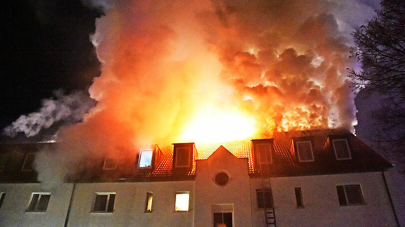 Ein Feuer auf einem Balkon setzte in Perlach einen ganzen Dachstuhl in Brand. Die Bilder von den Löscharbeiten.