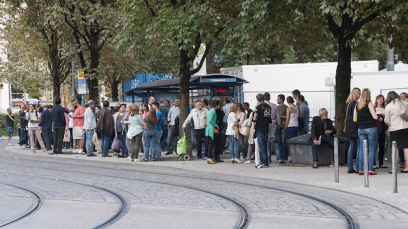 Durch die Umstellung der Buslinien auf Tram könnten deutlich mehr Fahrgäste fahren. Gleichzeitig könne der stark überlastete Knotenpunkt Ostbahnhof (Foto) entlastet werden, meint der Arbeitskreises Attraktiver Nahverkehr.