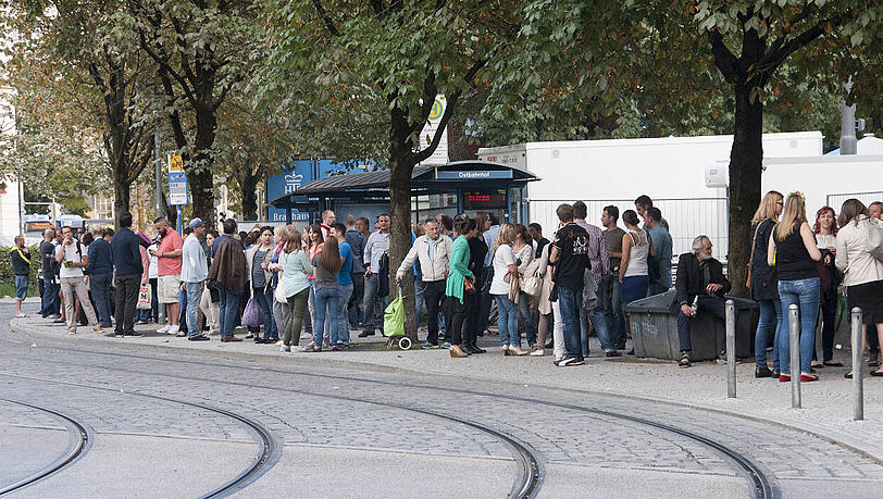 Durch die Umstellung der Buslinien auf Tram könnten deutlich mehr Fahrgäste fahren. Gleichzeitig könne der stark überlastete Knotenpunkt Ostbahnhof (Foto) entlastet werden, meint der Arbeitskreises Attraktiver Nahverkehr. Durch die Umstellung der Buslinien auf Tram könnten deutlich mehr Fahrgäste fahren. Gleichzeitig könne der stark überlastete Knotenpunkt Ostbahnhof (Foto) entlastet werden, meint der Arbeitskreises Attraktiver Nahverkehr.