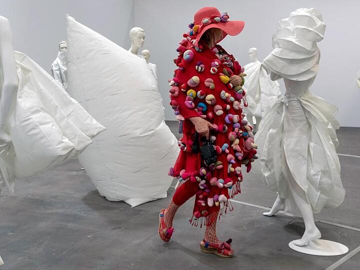 Das Kunstwerk "Life Dress" (2018) von Alicia Framis auf der Art Basel.