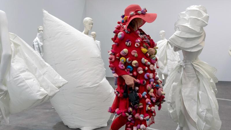 Das Kunstwerk "Life Dress" (2018) von Alicia Framis auf der Art Basel. Das Kunstwerk "Life Dress" (2018) von Alicia Framis auf der Art Basel.