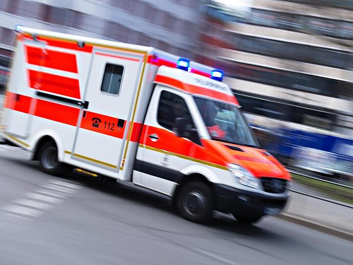 Ein Rettungswagen fährt mit Blaulicht. Foto: Nicolas Armer/dpa/Symbolbild