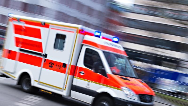 Ein Rettungswagen fährt mit Blaulicht. Foto: Nicolas Armer/dpa/Symbolbild Ein Rettungswagen fährt mit Blaulicht. Foto: Nicolas Armer/dpa/Symbolbild