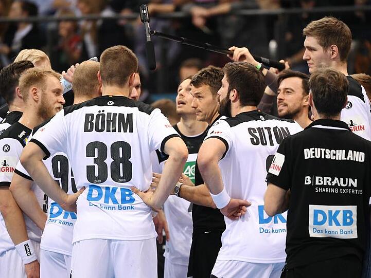 Trainer Christian Prokop (m) redet beim All-Star-Game während eines Time-Outs mit dem Team.