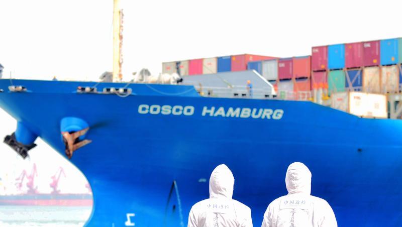 Zwei Hafenmitarbeiter in Qingdao beobachten den Containerfrachter "Cosco Hamburg". Zwei Hafenmitarbeiter in Qingdao beobachten den Containerfrachter "Cosco Hamburg".