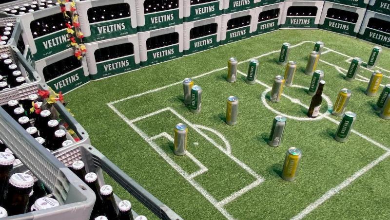 Nachbau eines Stadions aus Veltins-Bierkästen anlässlich der EM. Nur noch zwei Wochen sind es bis zum Start der Fußball-Europameisterschaft. Doch von dem sonst üblichen Fußballfieber ist im Einzelhandel bislang kaum etwas zu spüren.