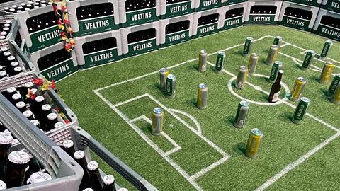 Nachbau eines Stadions aus Veltins-Bierk&auml;sten anl&auml;sslich der EM. Nur noch zwei Wochen sind es bis zum Start der Fu&szlig;ball-Europameisterschaft. Doch von dem sonst &uuml;blichen Fu&szlig;ballfieber ist im Einzelhandel bislang kaum etwas zu sp&uuml;ren.