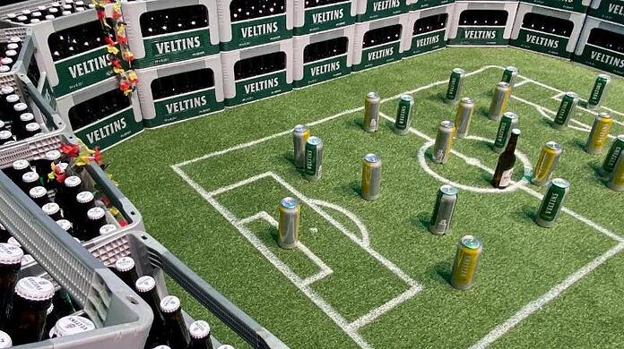 Nachbau eines Stadions aus Veltins-Bierkästen anlässlich der EM. Nur noch zwei Wochen sind es bis zum Start der Fußball-Europameisterschaft. Doch von dem sonst üblichen Fußballfieber ist im Einzelhandel bislang kaum etwas zu spüren.