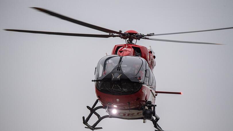 Der Schwerverletzte wurde per Rettungshubschrauber in ein Krankenhaus geflogen. (Symbolbild)
