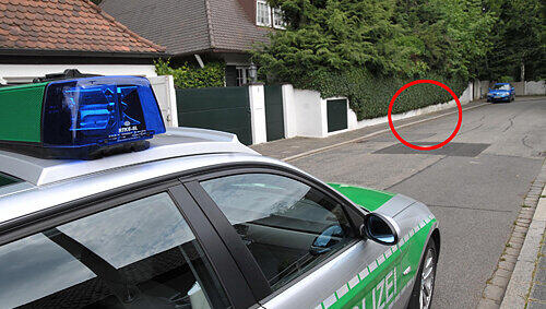 Hier, im vornehmen Mögeldorfer Holunderweg, geschah der feige Überfall auf die alte Dame (Kreis). Die Polizei sicherte gestern noch Spuren am Tatort. Hier, im vornehmen Mögeldorfer Holunderweg, geschah der feige Überfall auf die alte Dame (Kreis). Die Polizei sicherte gestern noch Spuren am Tatort.