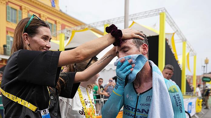 Rad-Star Mark Cavendish umarmt seine Frau Peta Todd nach der finalen Etappe der 111. Tour de France. Rad-Star Mark Cavendish umarmt seine Frau Peta Todd nach der finalen Etappe der 111. Tour de France.