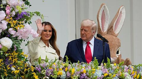 Präsident Donald Trump und First Lady Melania Trump stehen auf dem Balkon des Blauen Zimmers während des White House Easter Egg Roll.