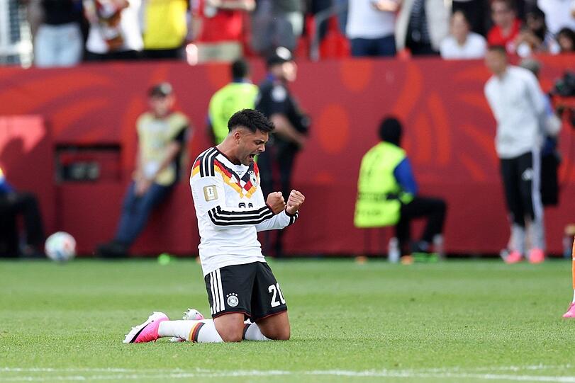 Jawoll, da ist der zweite Sieg: Nadiem Amiri schreit seine Freude über den 2:1-Erfolg gegen die Elfenbeinküste heraus. Ausgerechnet in Toronto, wo seine Mutter lebt. Jawoll, da ist der zweite Sieg: Nadiem Amiri schreit seine Freude über den 2:1-Erfolg gegen die Elfenbeinküste heraus. Ausgerechnet in Toronto, wo seine Mutter lebt.