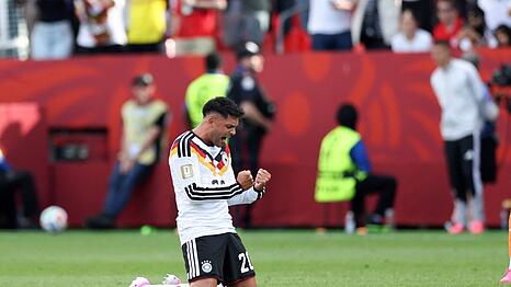 Jawoll, da ist der zweite Sieg: Nadiem Amiri schreit seine Freude &uuml;ber den 2:1-Erfolg gegen die Elfenbeink&uuml;ste heraus. Ausgerechnet in Toronto, wo seine Mutter lebt.