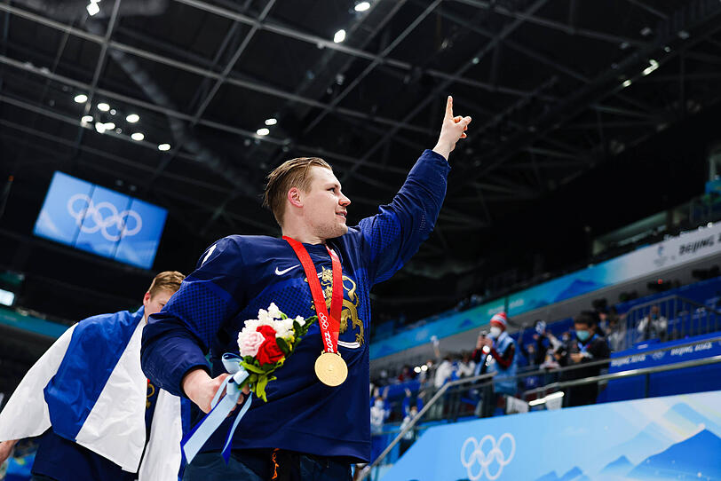 Ville Pokka feiert bei Olympia 2022 in Peking den Gewinn der Goldmedaille mit der finnischen Auswahl.