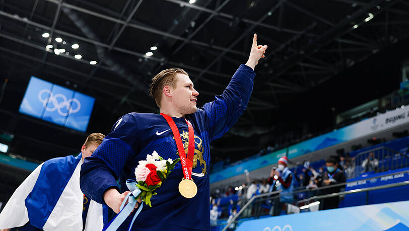 Ville Pokka feiert bei Olympia 2022 in Peking den Gewinn der Goldmedaille mit der finnischen Auswahl. Ville Pokka feiert bei Olympia 2022 in Peking den Gewinn der Goldmedaille mit der finnischen Auswahl.