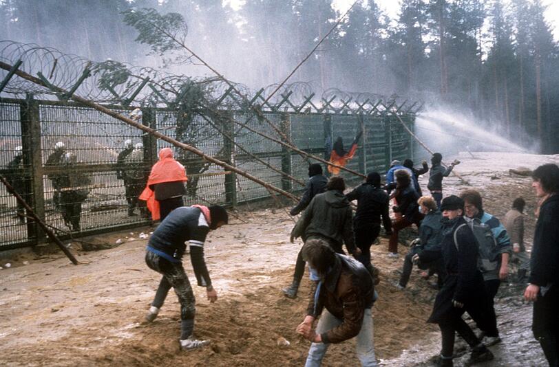Demonstranten protestieren am 31.03.1986 in Wackersdorf gegen den Bau der Wiederaufbereitungsanlage.