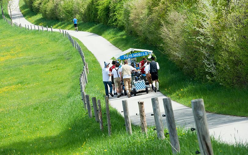 Dieses gefährt ist nicht nur für den Transport von Bier, sondern hat sogar einen Grill dranhängen.