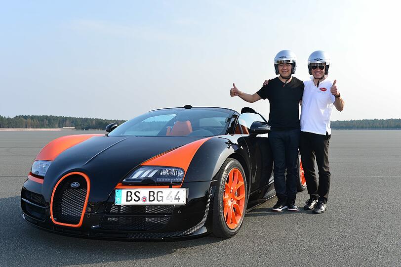 Lang Lang und Dr. Stefan Brungs, Mitglied der Geschäftsführung von Bugatti Automobiles S.A.S. für Vertrieb, Marketing und Customer Service