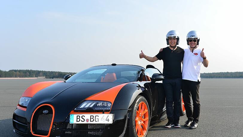 Lang Lang und Dr. Stefan Brungs, Mitglied der Geschäftsführung von Bugatti Automobiles S.A.S. für Vertrieb, Marketing und Customer Service Lang Lang und Dr. Stefan Brungs, Mitglied der Geschäftsführung von Bugatti Automobiles S.A.S. für Vertrieb, Marketing und Customer Service