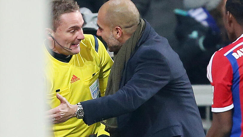 Pep Guardiola in Aktion: Bei der Eckfahnen-Diskussion mit Schiedsrichter-Assistent Markus Häcker. Pep Guardiola in Aktion: Bei der Eckfahnen-Diskussion mit Schiedsrichter-Assistent Markus Häcker.