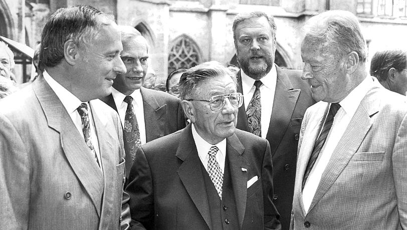 Mal im Hintergrund: mit Oskar Lafontaine, Josef Felder und Willy Brandt. Mal im Hintergrund: mit Oskar Lafontaine, Josef Felder und Willy Brandt.