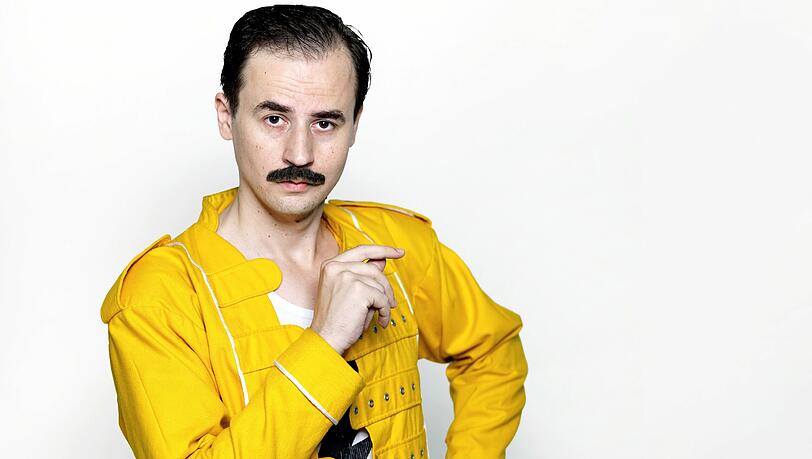 Ein Österreicher mit Schmäh und dem Gestus von Freddy Mercury: Austrofred. Ein Österreicher mit Schmäh und dem Gestus von Freddy Mercury: Austrofred.
