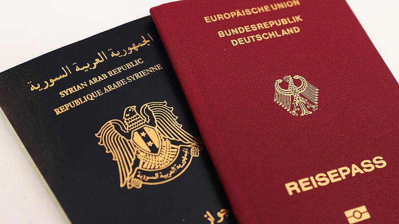 Ein syrischer und ein deutscher Reisepass. Menschen mit doppelter Staatsbürgerschaft sollen in die USA einreisen dürfen, wenn sie einen Pass aus einem als nicht problematisch eingestuften Land besitzen.