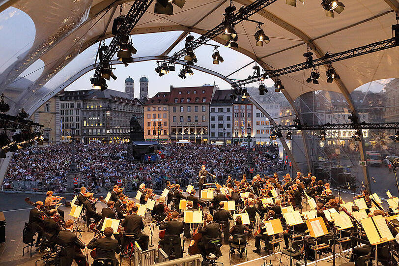 Das Konzert des Bayerischen Staatsorchesters auf dem Max-Joseph-Platz.