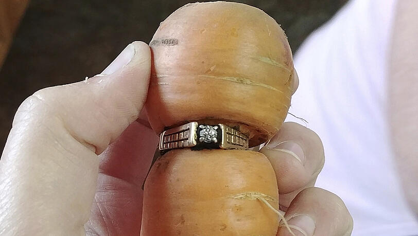 Die heute 84-Jährige hatte ihren Ring 2004 bei Gartenarbeiten verloren - jetzt fand sie diese Möhre in ihrem Garten Die heute 84-Jährige hatte ihren Ring 2004 bei Gartenarbeiten verloren - jetzt fand sie diese Möhre in ihrem Garten