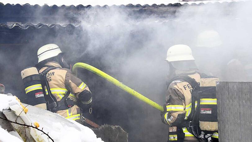 Die Feuerwehrler mussten mehrere Kubikmeter Stroh nach draußen tragen und löschen.