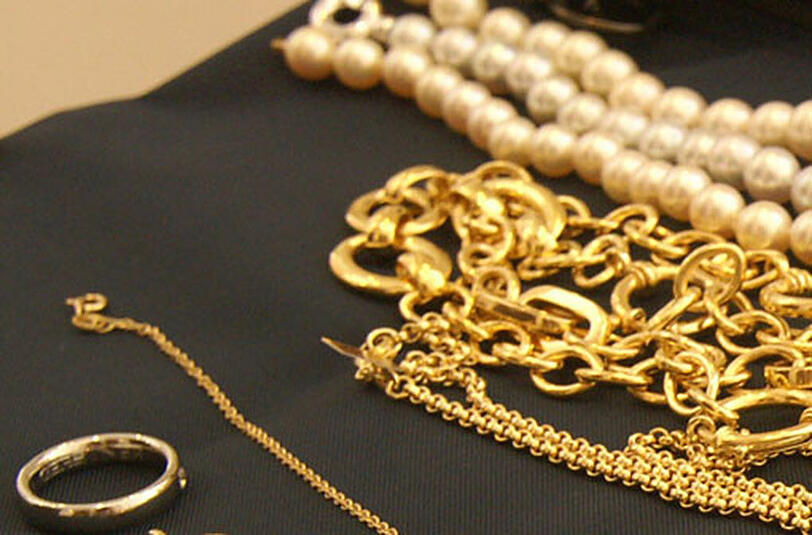 Einer Seniorin wurden Schmuck und Bargeld auf dreiste Art und Weise gestohlen.
