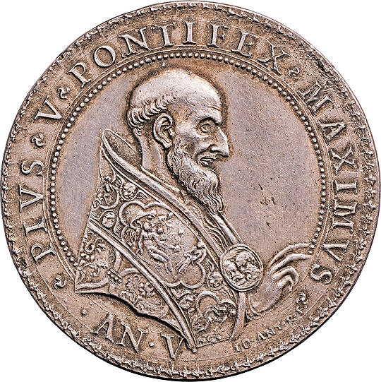 Pius V. &ndash; der Kriegerische: Pius V. war sechs Jahre lang Papst bis 1572. Ein Jahr zuvor gab er eine Silber-Medaille mit einer monumentalen Schlachtenszene aus: zu einer der größten Seeschlachten in der Weltgeschichte. Das Papst-Porträt zeigt Pius V. ohne eine traditionelle Kopfbedeckung, dafür mit Tonsur &ndash; der Papst war ein Dominikaner.