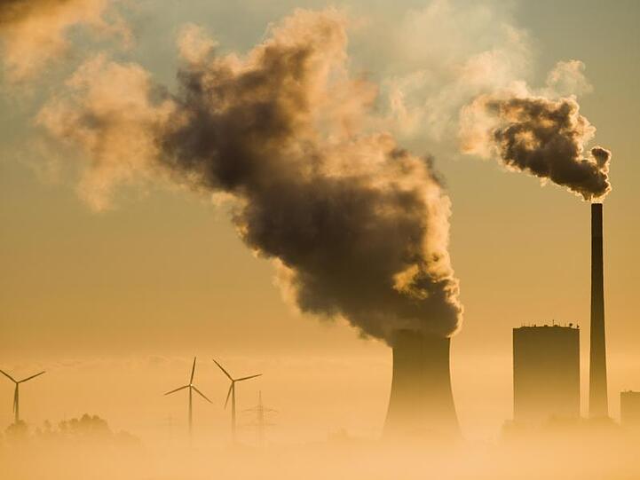 Das Kohlekraftwerk Mehrum und Windräder produzieren Strom. Ein möglicher CO2-Preis, ob als Steuer, Abgabe oder Emissionshandel, soll den Ausstoß von Treibhausgasen verteuern und damit klimafreundliche Technologien fördern.