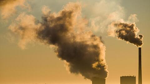 Das Kohlekraftwerk Mehrum und Windräder produzieren Strom. Ein möglicher CO2-Preis, ob als Steuer, Abgabe oder Emissionshandel, soll den Ausstoß von Treibhausgasen verteuern und damit klimafreundliche Technologien fördern.