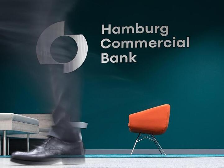 Ein Mann geht durch das Foyer in die Zentrale der Hamburg Commercial Bank. Die Bank, ehemals HSH Nordbank, will viele Arbeitsplätze abbauen-