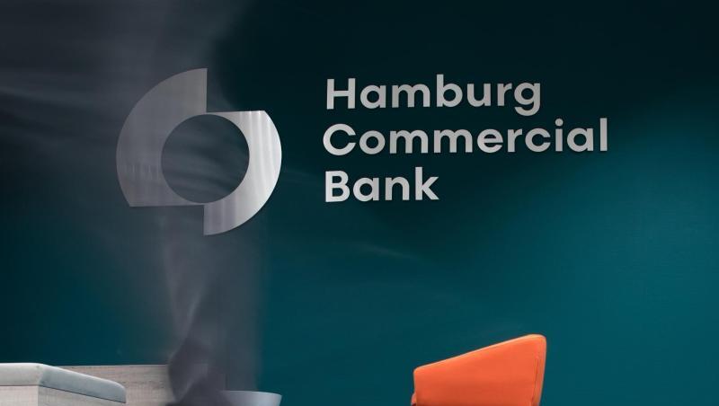 Ein Mann geht durch das Foyer in die Zentrale der Hamburg Commercial Bank. Die Bank, ehemals HSH Nordbank, will viele Arbeitsplätze abbauen- Ein Mann geht durch das Foyer in die Zentrale der Hamburg Commercial Bank. Die Bank, ehemals HSH Nordbank, will viele Arbeitsplätze abbauen-