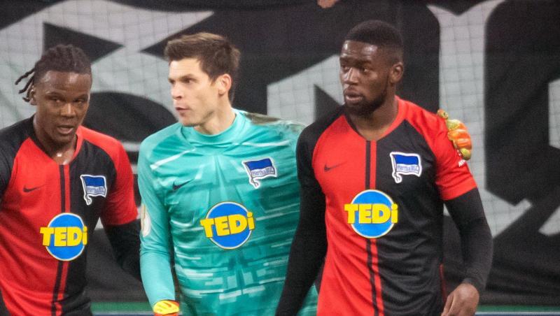 Herthas Dedryck Boyata (l-r) und Rune Jarstein nehmen Jordan Torunarigha vor der Schalker Nordkurve in Schutz. Herthas Dedryck Boyata (l-r) und Rune Jarstein nehmen Jordan Torunarigha vor der Schalker Nordkurve in Schutz.
